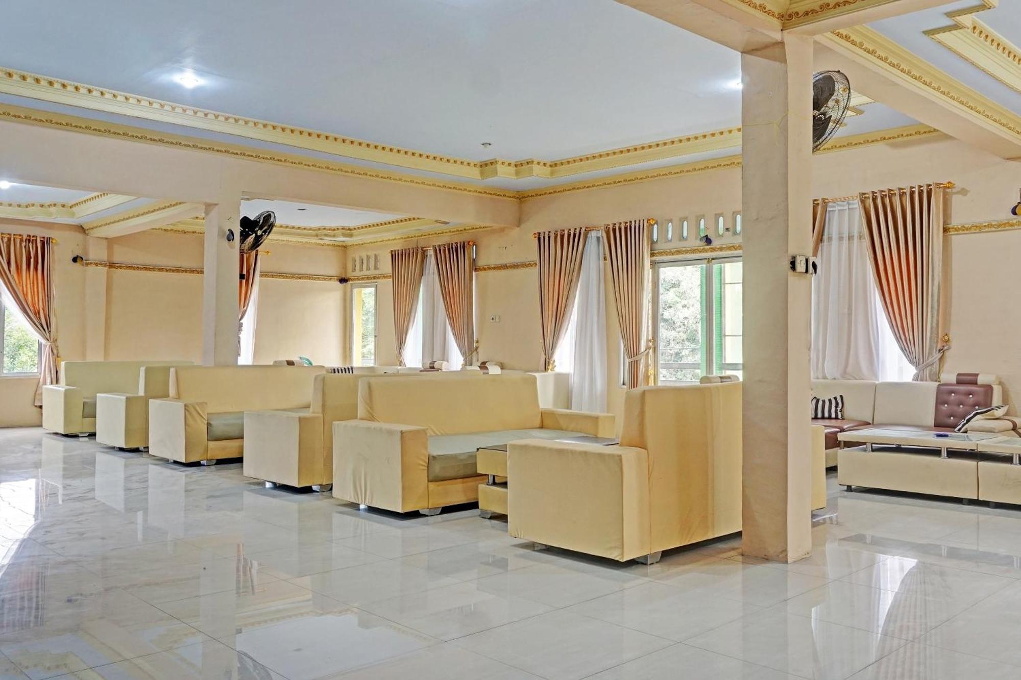 Oyo 91825 Ayu Lestari Homestay Nganjuk ภายนอก รูปภาพ